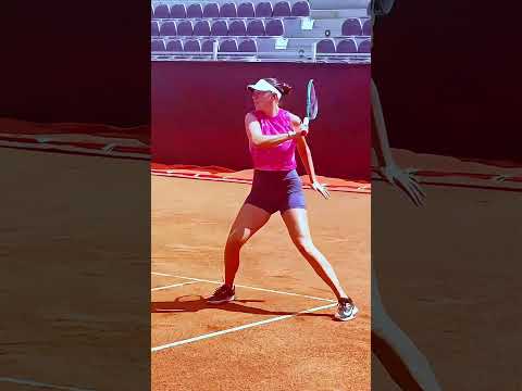Amanda Anisimova Hits the practice court in Rome ☀️🇮🇹 #tennis #rome #sunshine #italy