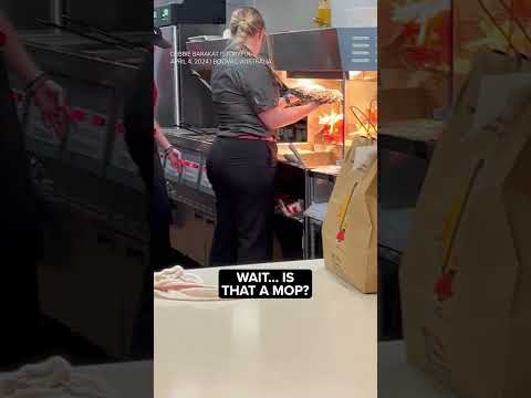 Customer sees McDonald&#039;s worker apparently drying lamp under food heat lamps 🤮