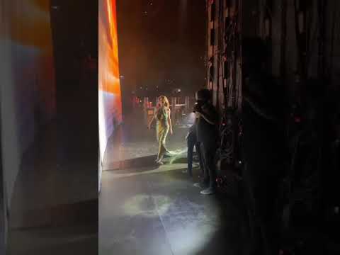 Shania Twain rushing off stage for costume change during FINAL &quot;Let&#039;s Go!&quot; Las Vegas residency show