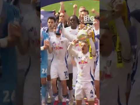 Leeds lift the Championship Trophy! 🏆
