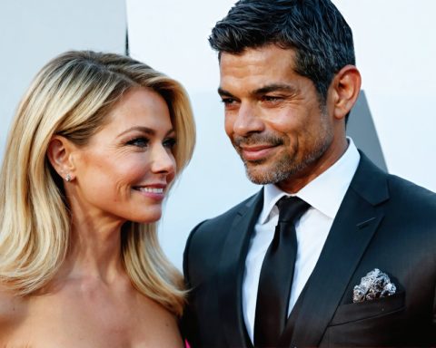 Kelly Ripa and Mark Consuelos Say Goodbye. A New Era in Digital Connection? Kelly Ripa and Mark Consuelos Say Goodbye. A New Era in Digital Connection?