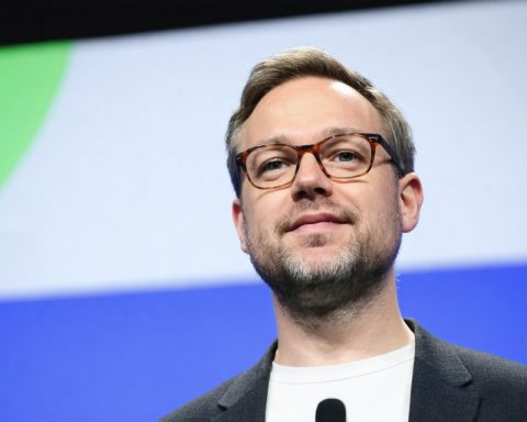 Spotify’s CEO Challenges Apple in EU Showdown: A Tech Drama Unfolds Spotify’s CEO Challenges Apple in EU Showdown: A Tech Drama Unfolds